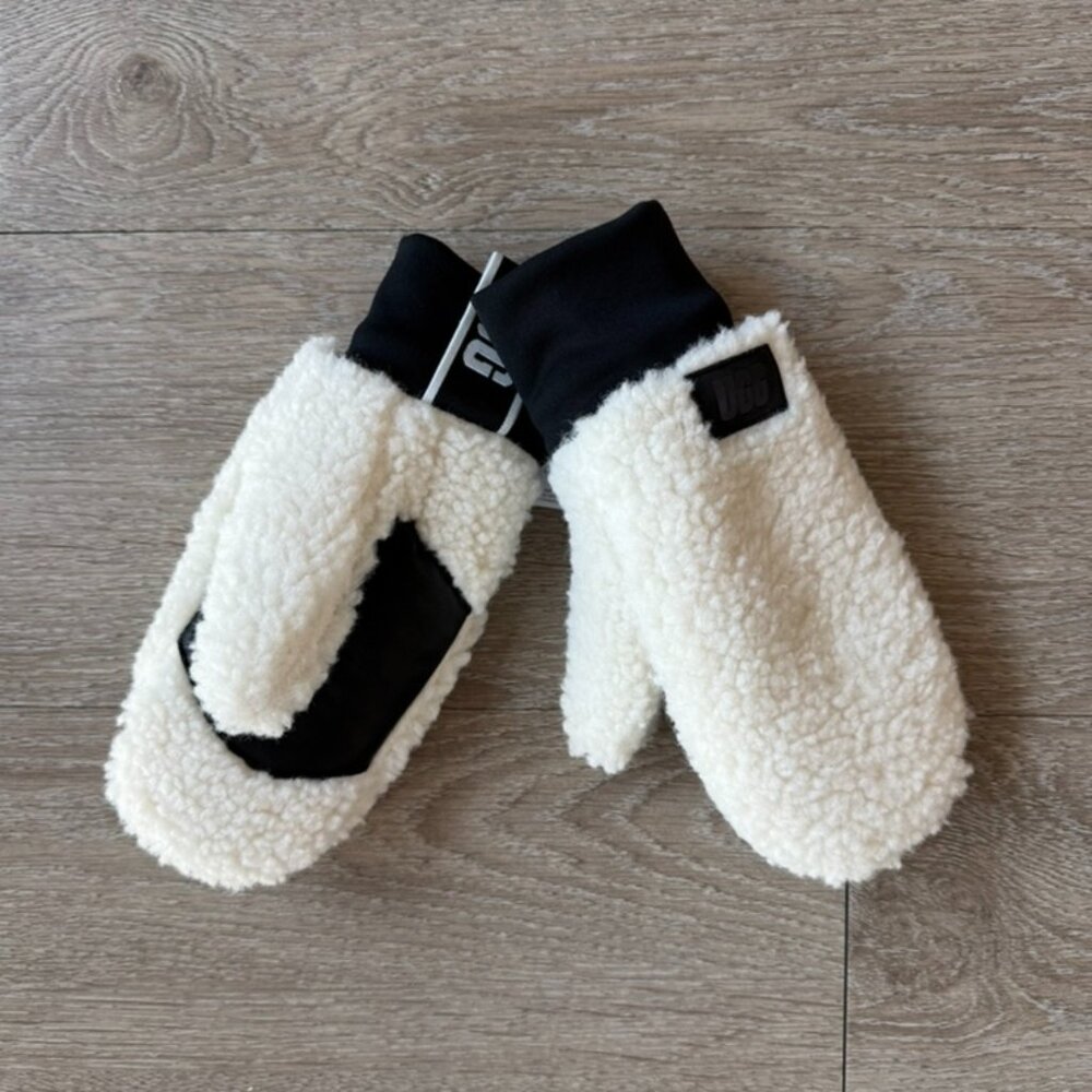 Ugg Mitten Size S/M NEW with tag